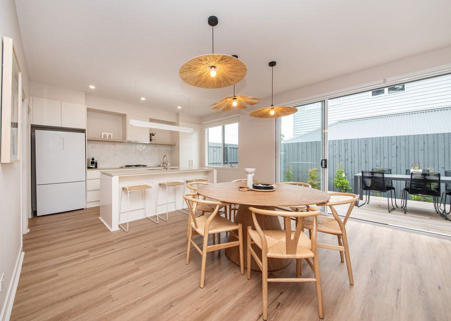 Dining iwth seating fo r6 and fully equipped kitchen