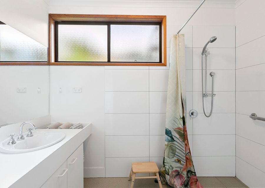 Main bathroom with shower 