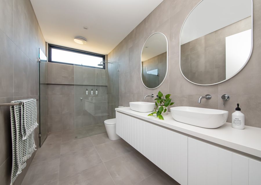 Upstairs Ensuite to Master 