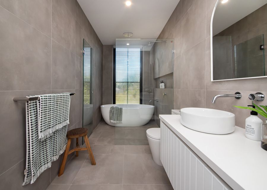 Upstairs main bathroom