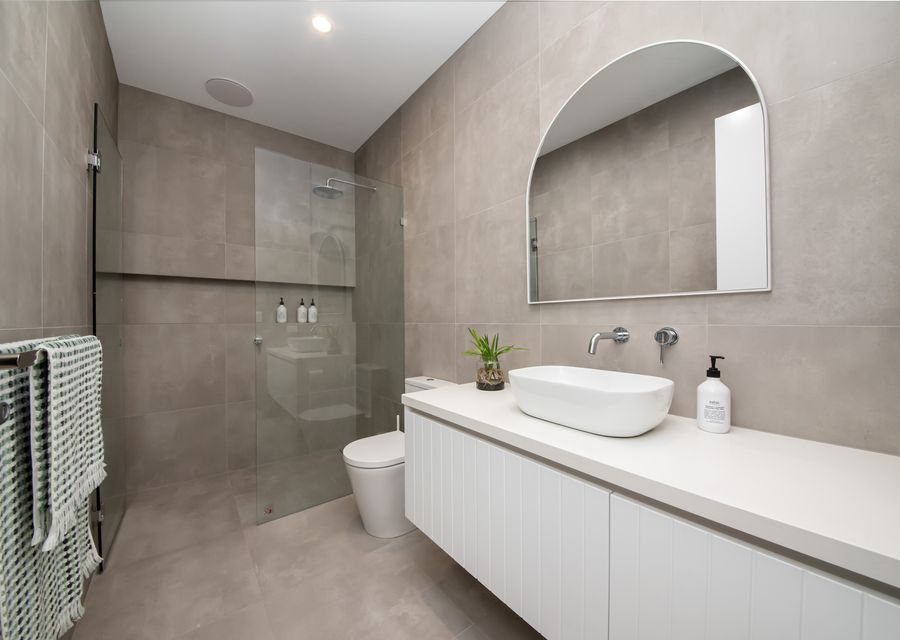 Downstairs ensuite bathroom
