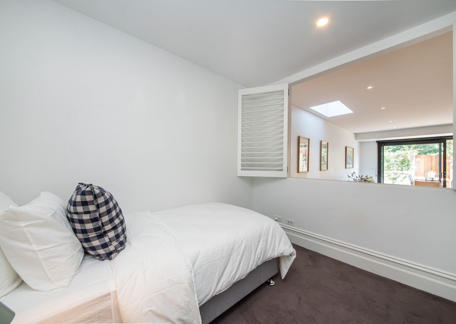 Single bed in the 2nd bedroom, with access to windows