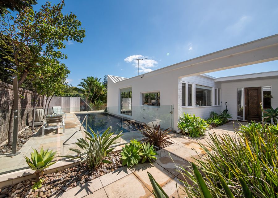 Skomer House Portsea with gas heated pool. Steps to beach and Portsea Pub