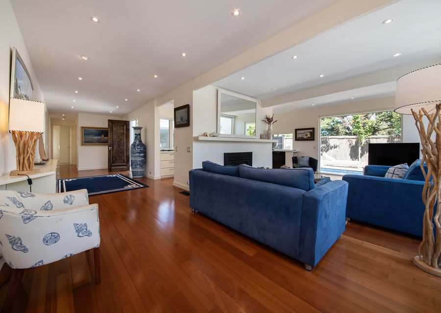 Living room area with stylish ornaments which are picture-worthy. 