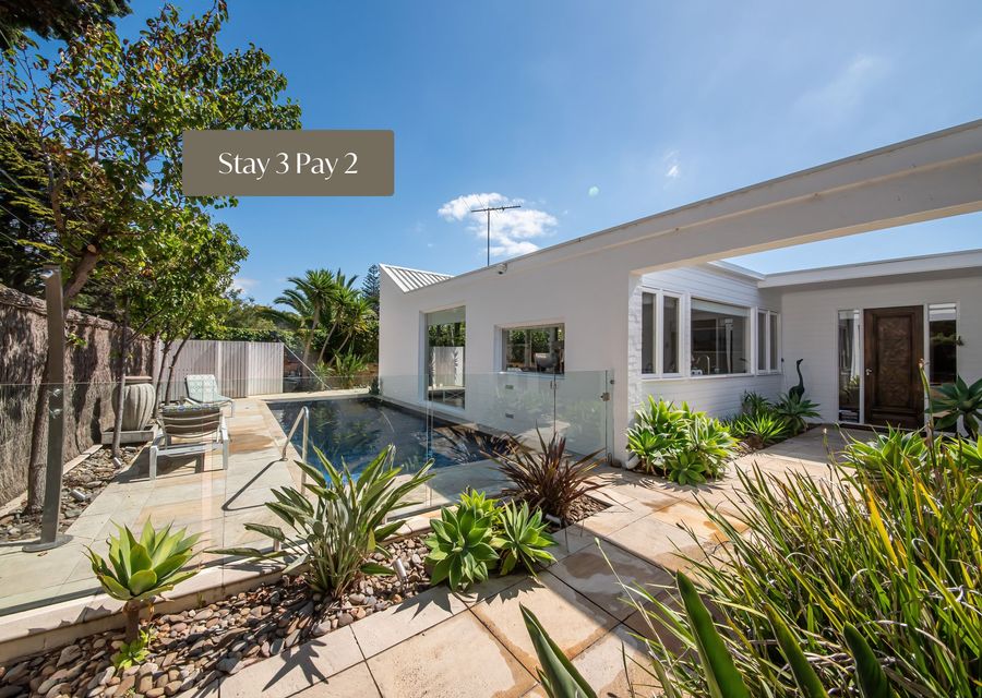 Skomer House Portsea with gas heated pool. Steps to beach and Portsea Pub