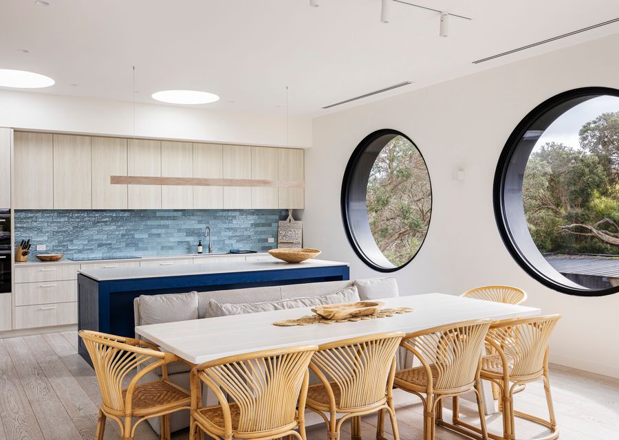Fully equipped kitchen and dining 