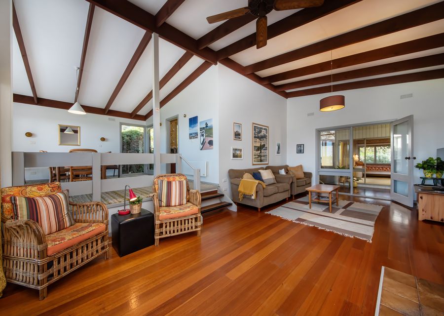 Cosy living room with TV and Coonara