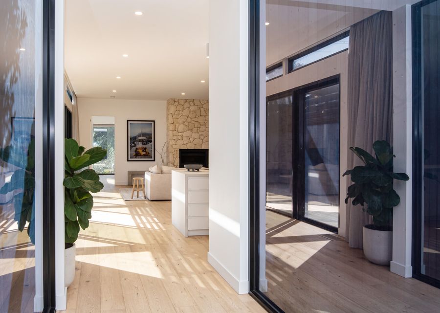 Hallway to open plan area 