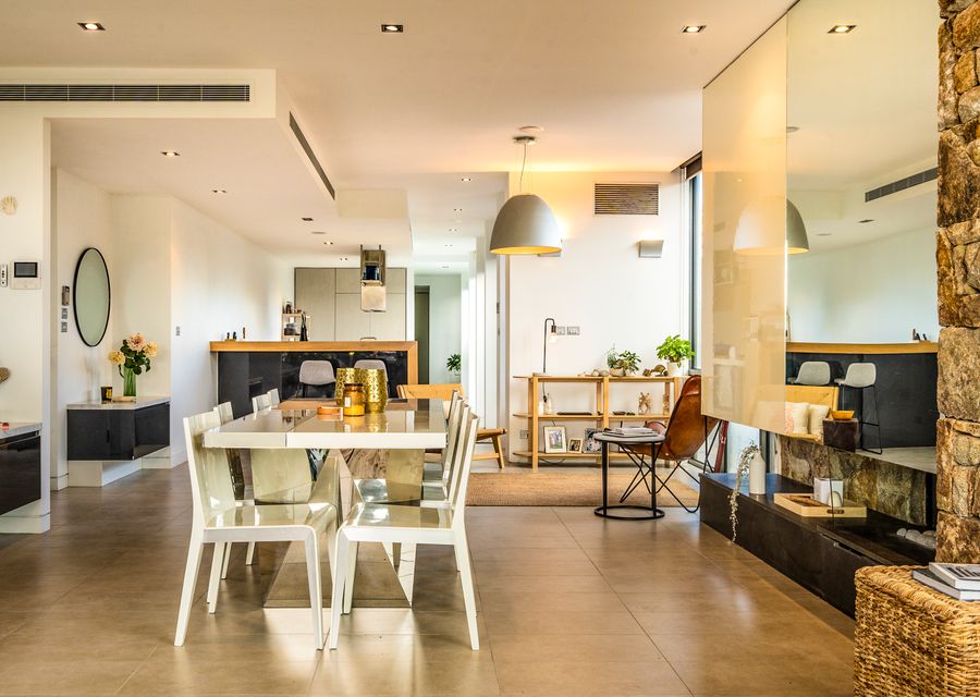 Dining with seating for 8