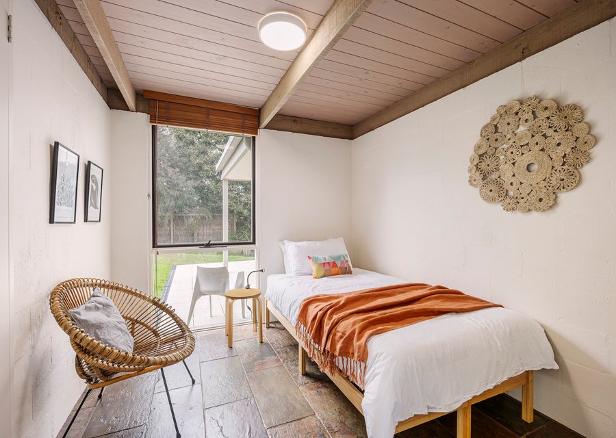 Bedroom 4 with king single bed 