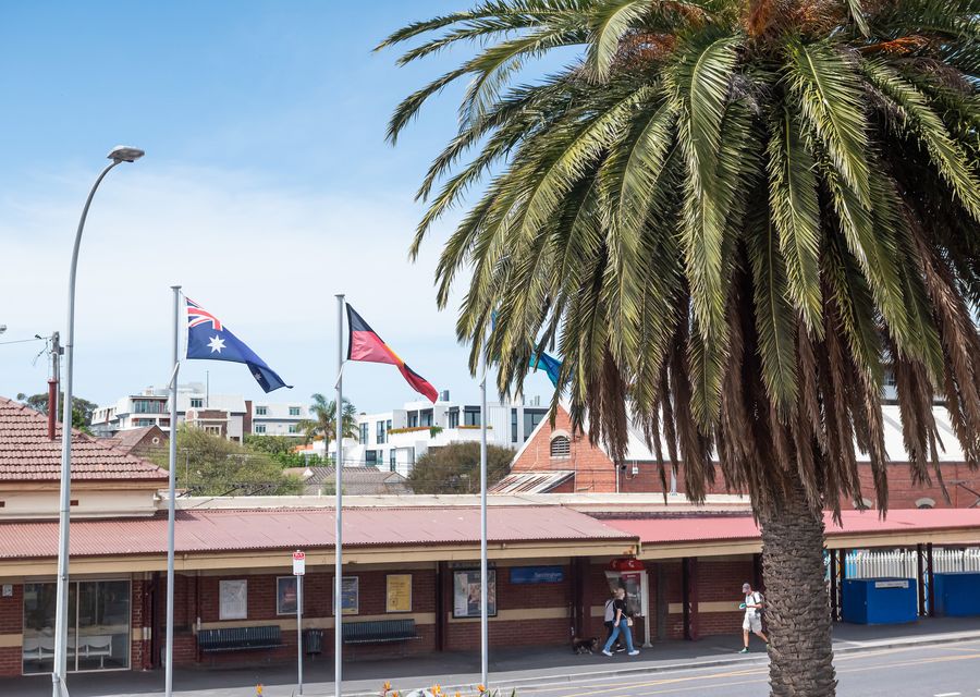 two mins to public transport into the city 