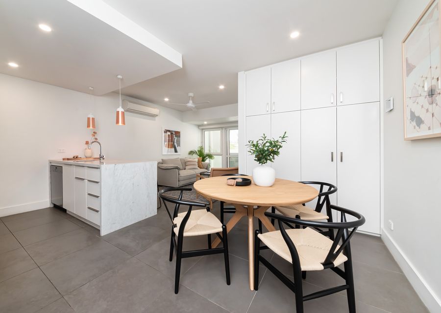 Light and bright living space with balcony 