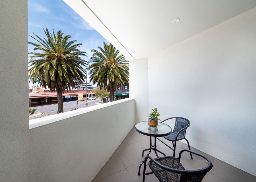 Balcony with dining for two 