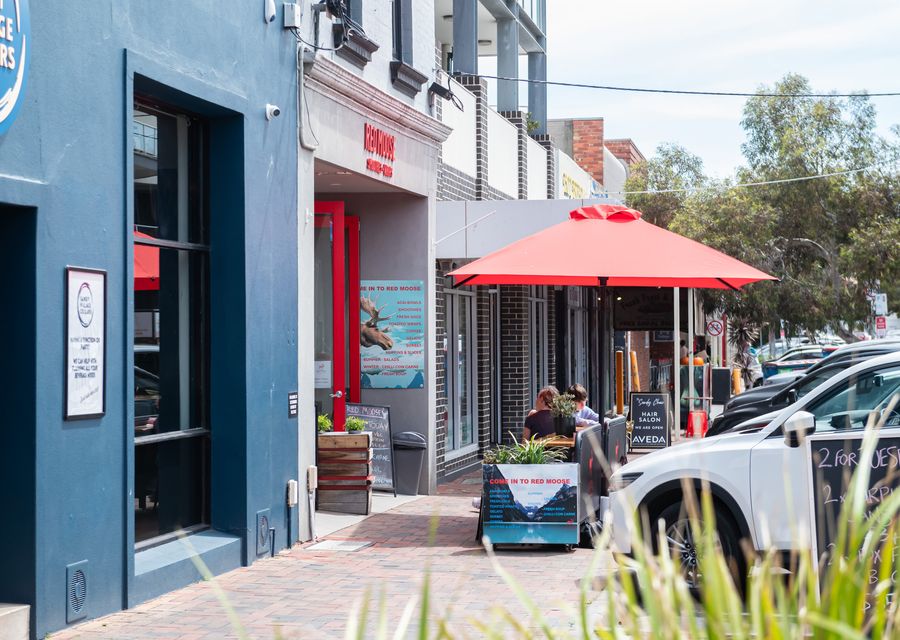 Restaurants and shops nearby 