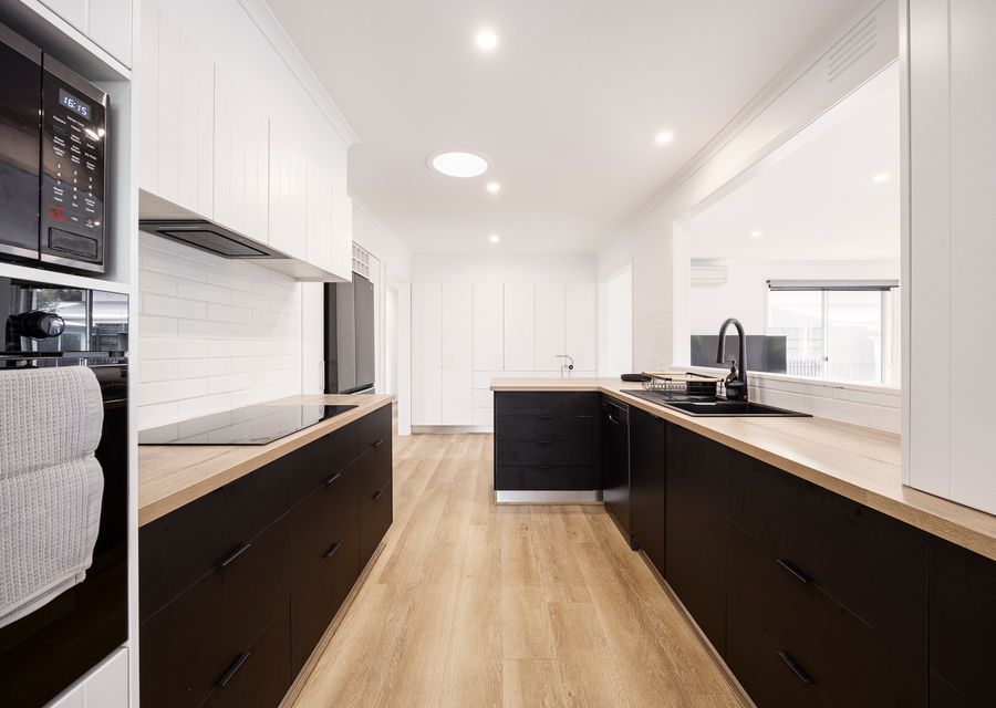 Fully equipped kitchen with induction cooker, oven, microwave, etc