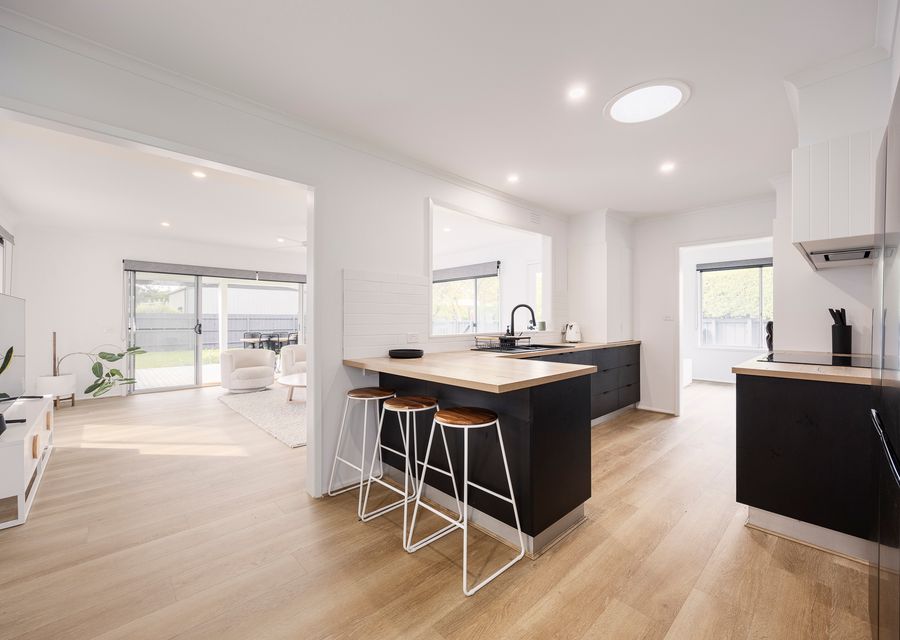 Spacious, well-equipped kitchen 