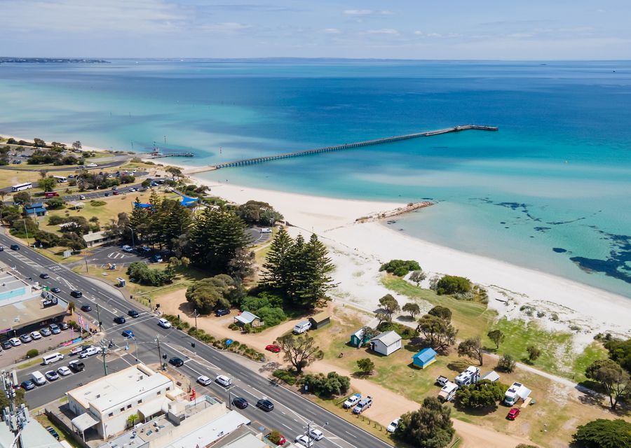 3 minute walk to Rye shops & beach
