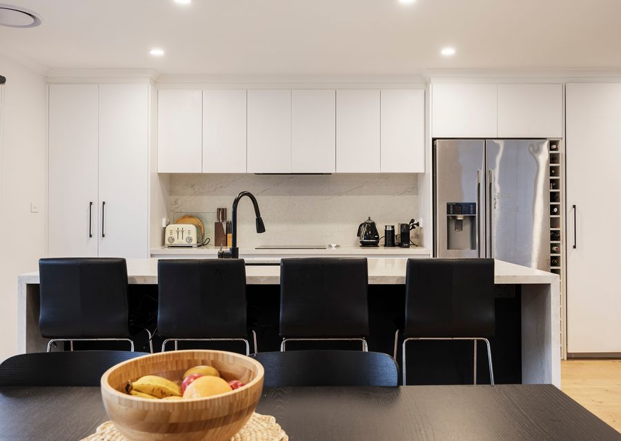 Fully equipped kitchen with breakfast bar seating