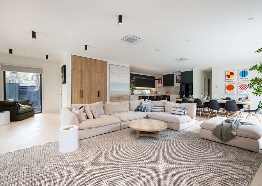 Spacious living room 