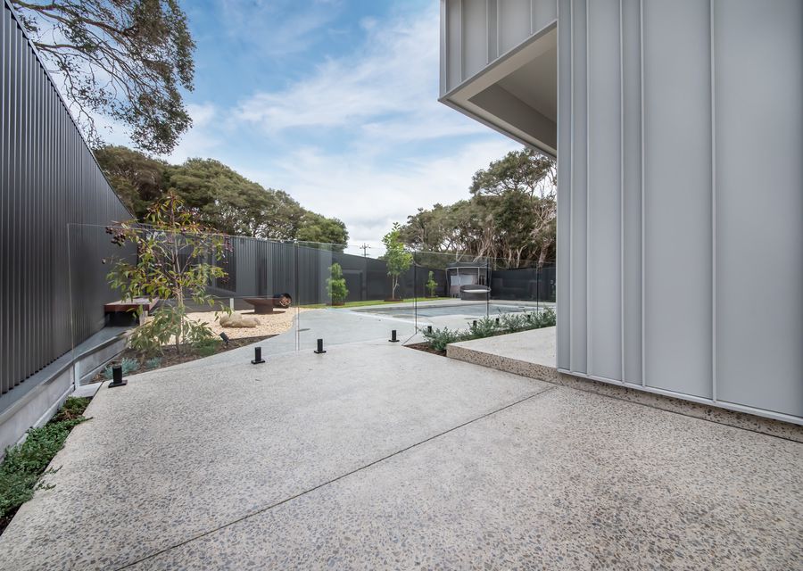 Outdoor part with safety glass panels 