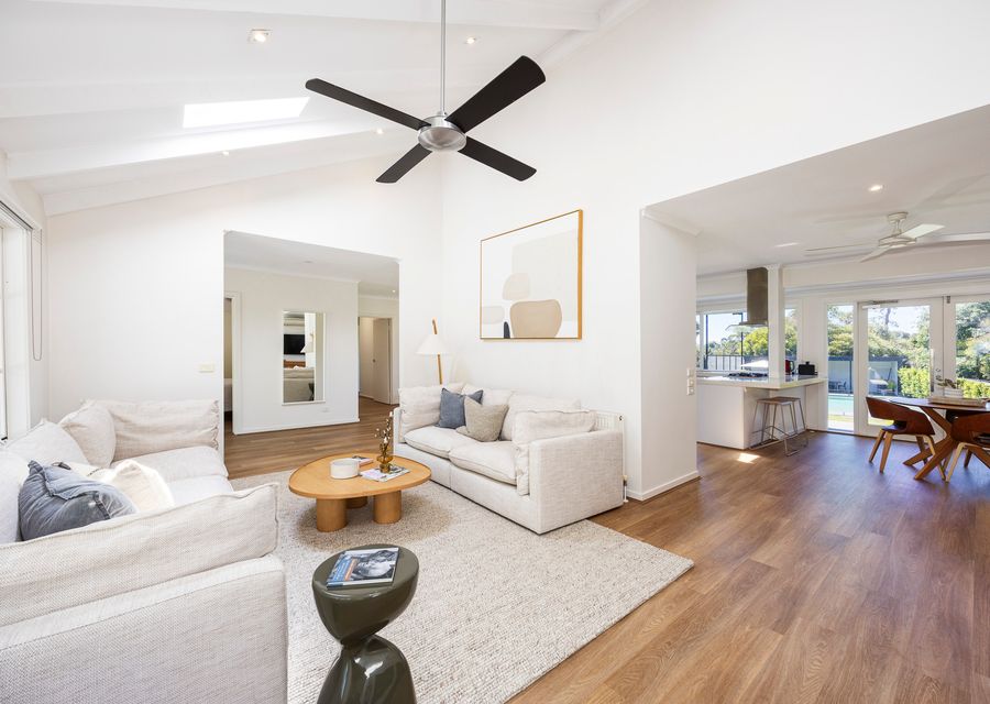 Light and bright living spaces with fireplace 