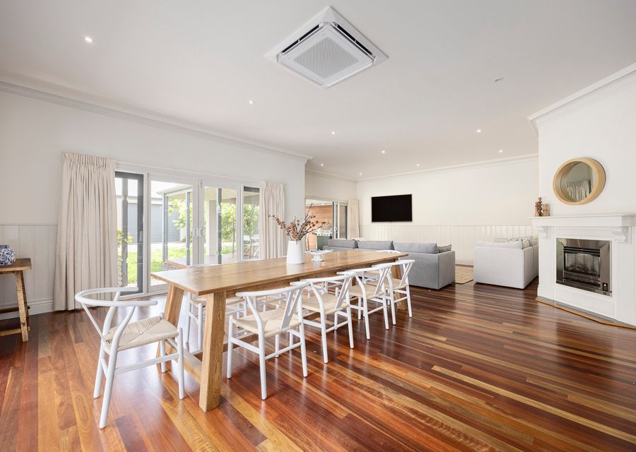 Maori in Rye walk to the beach and shops in minutes