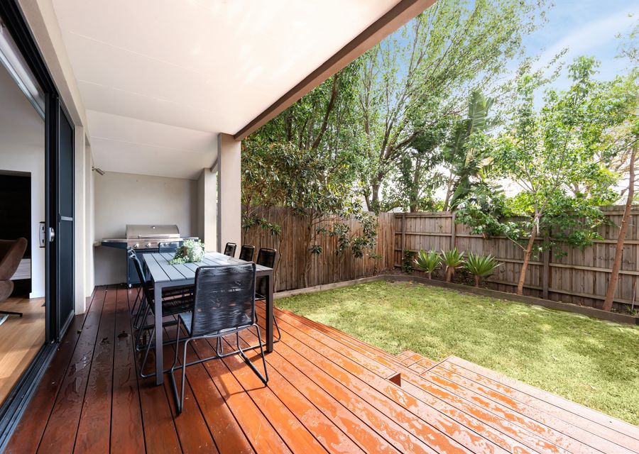 Outdoor undercover seating for 8 and BBQ