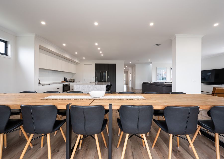 Dining table that has 16 seats 