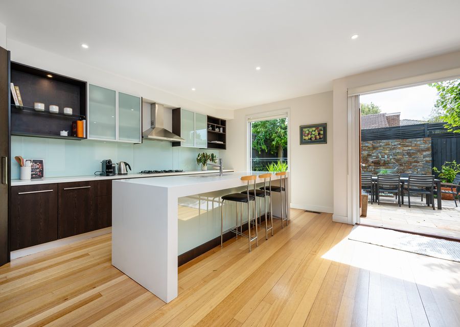 Well-equipped kitchen with breakfast bar, seating for 3
