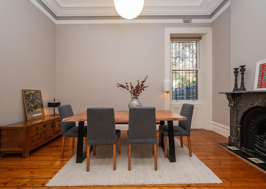 Spacious dining for 6