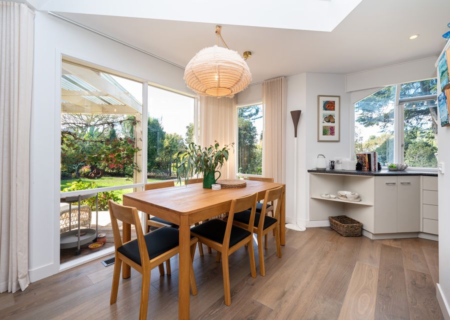 Dining area with view on the outside 