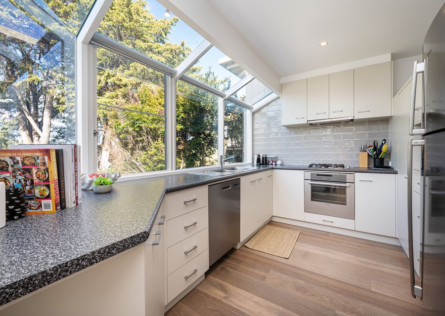 Well-equipped kitchen area 