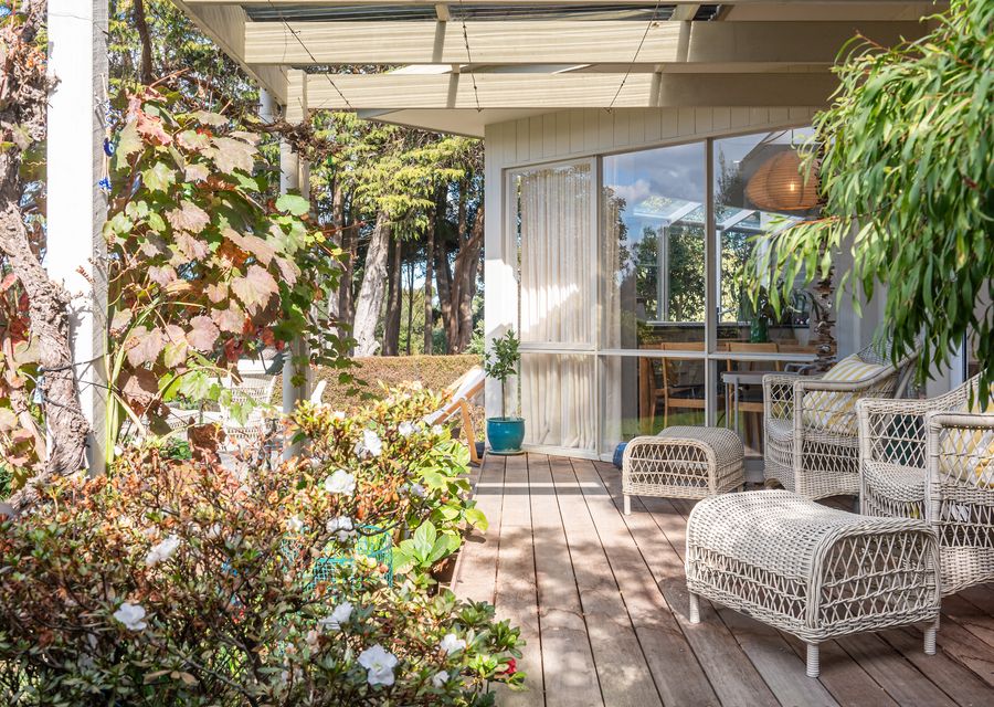 Seating area with ottoman to enjoy the garden