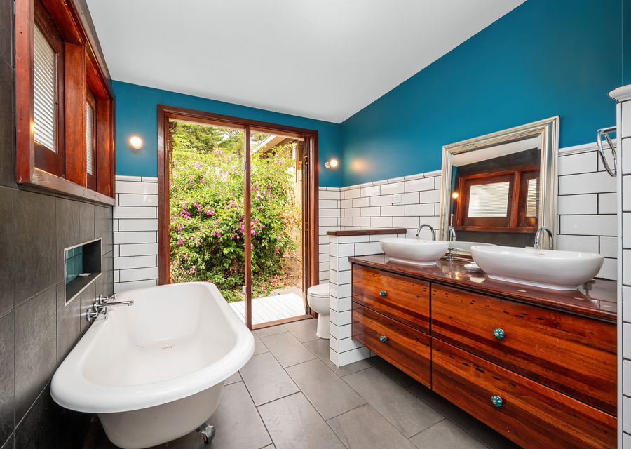 Full bathroom 