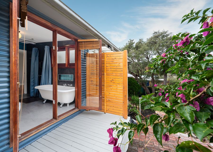Bath tub with garden view 