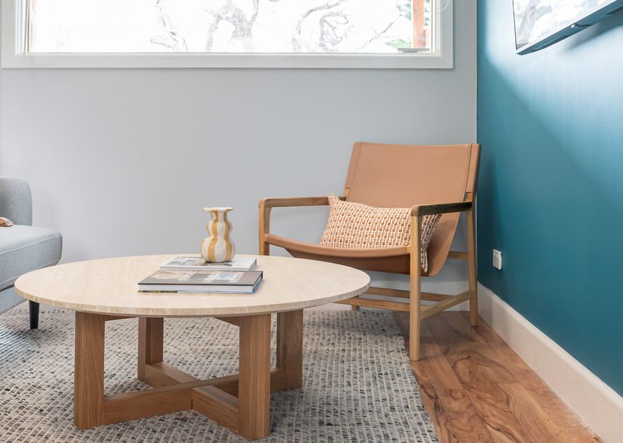 Coffee table and additional seating in the lounge