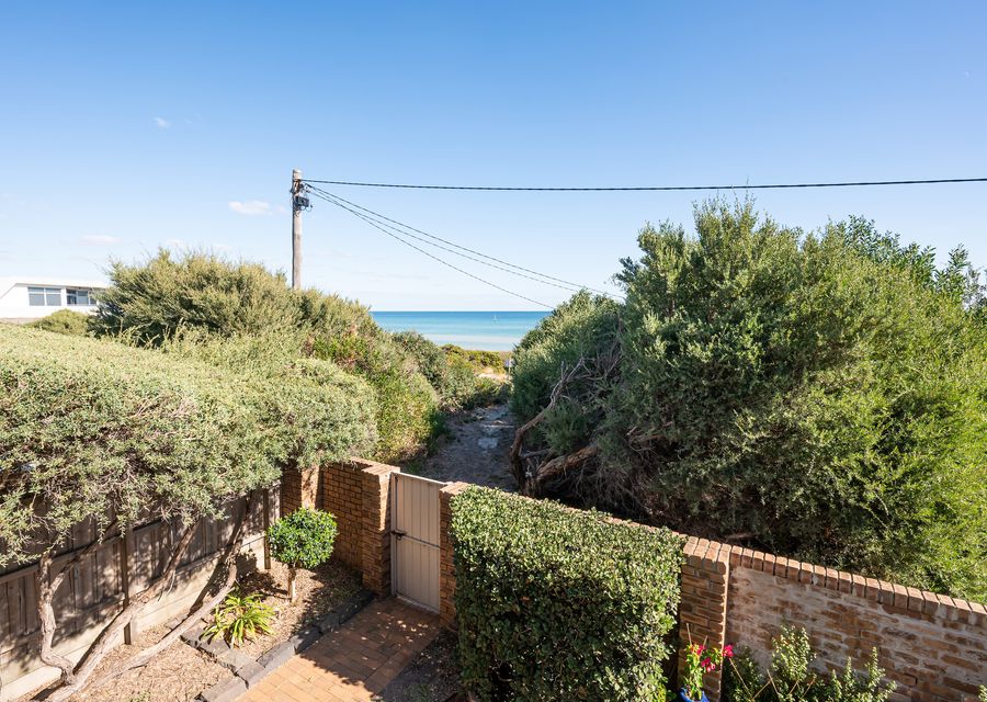 Direct access to beautiful Bonbeach beach.