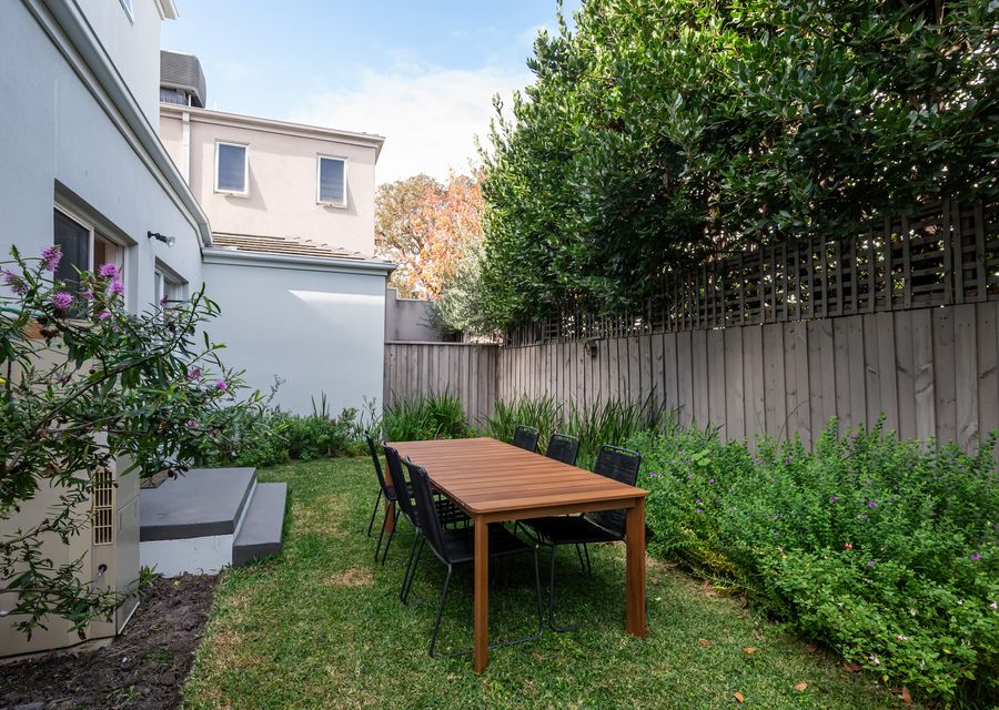 Back gaden with outdoor seating