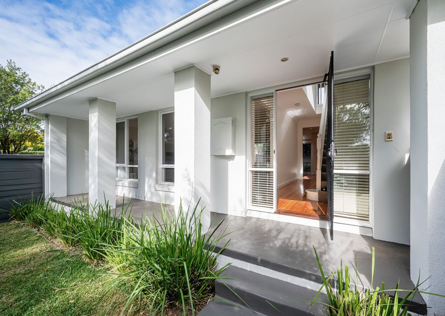 Front vernadah and entrance