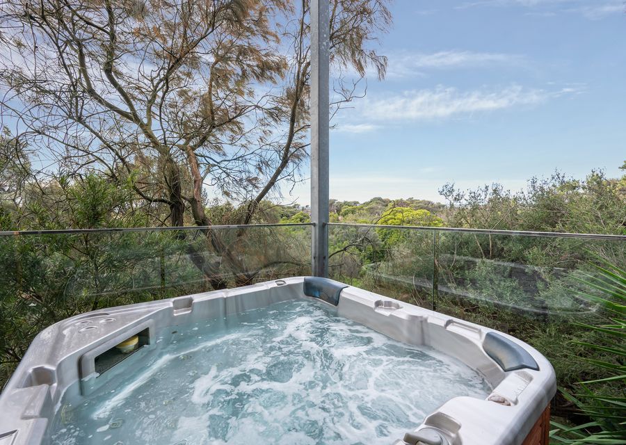 Heated spa amongst the tree tops 
