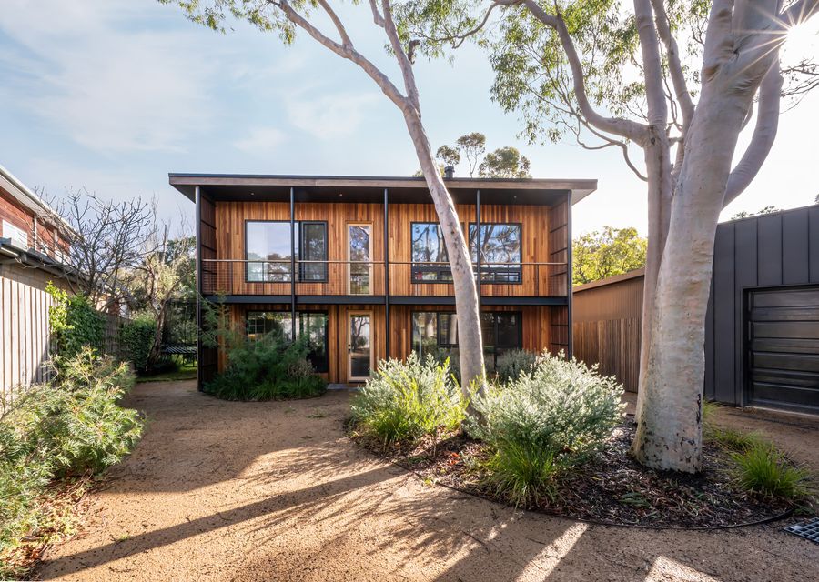 Walk to beach and cafe from Seasom Somers