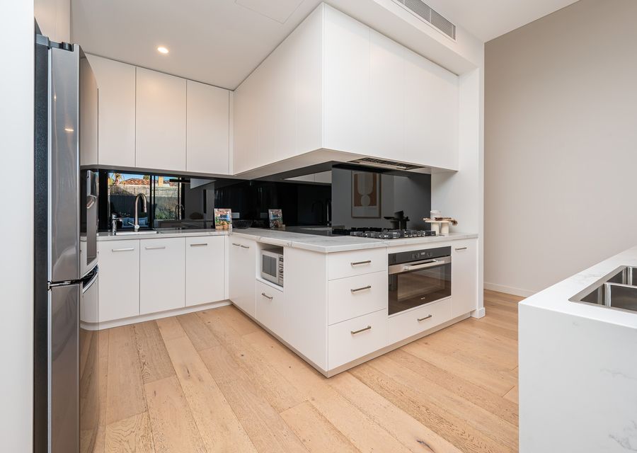 Large fully equipped gourmet kitchen