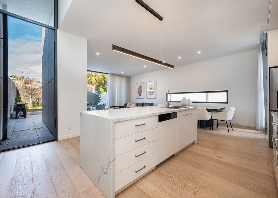 Breakfast bar with seating for 3