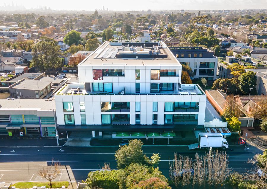 Stunning building with roof top terrace and its own restuarant