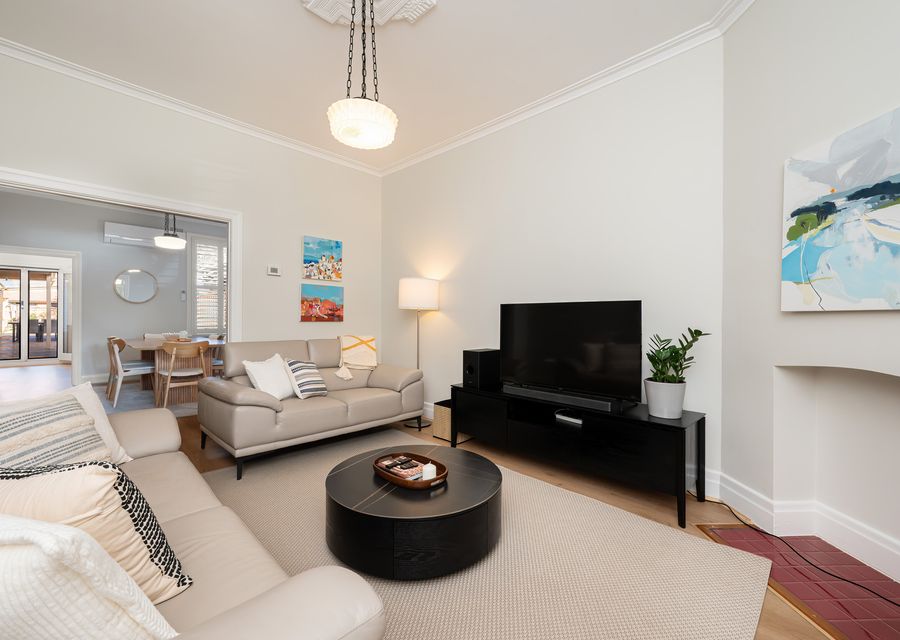 Cosy, comfortable and relaxed! Living through to dining