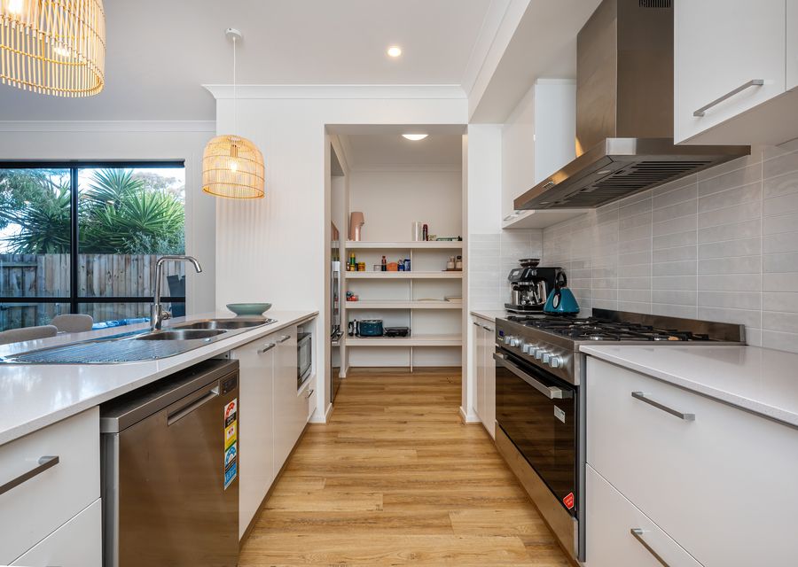 Well eqipped kitchen & butlers pantry