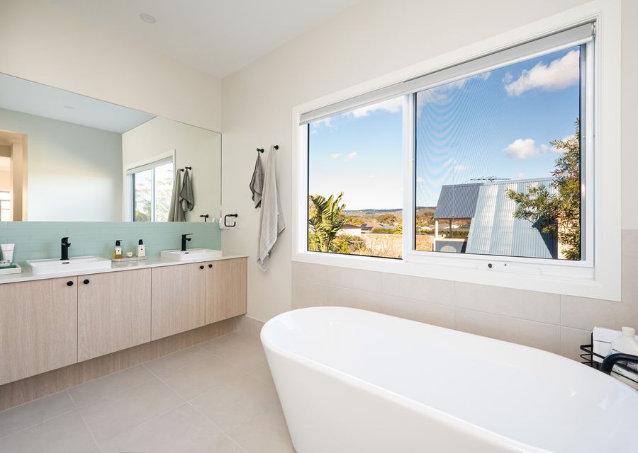 MAster ensuite with bath, shower and toilet 