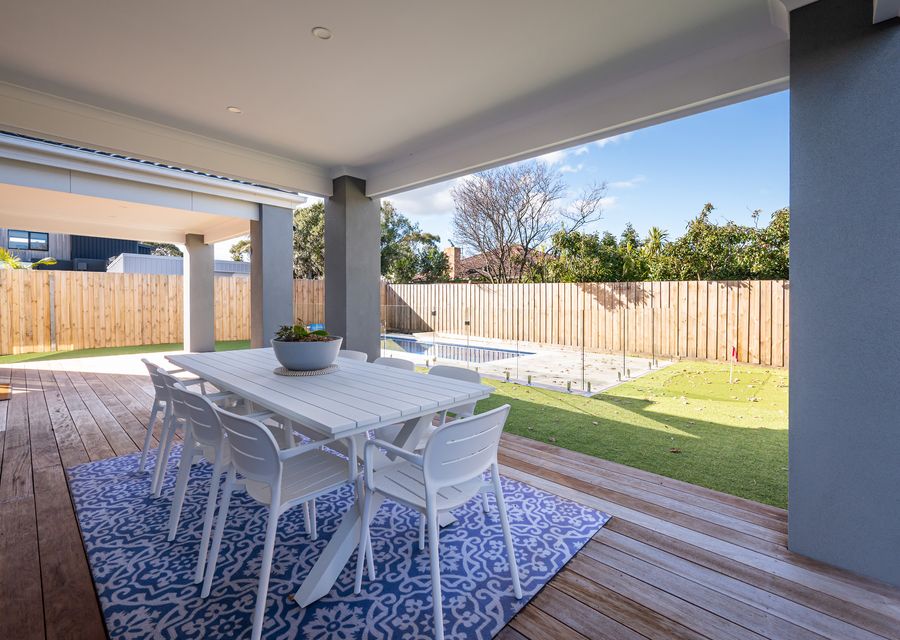 Outdoor dining for 8 