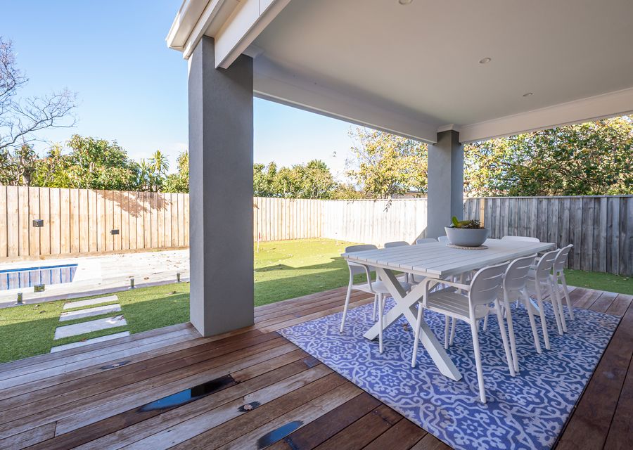 alfresco dining out to pool and putting green