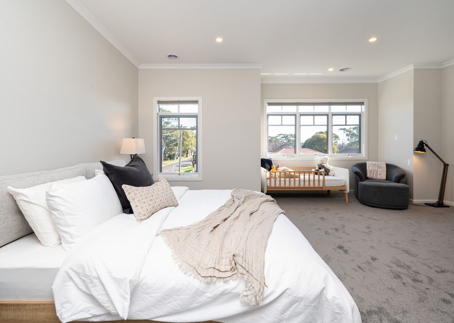 Master King bedroom with cot ensuite & WIR 